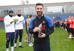 包含集结日巴黎圣日耳曼备战足总杯赛后里尔调整名单，媒体一致点评：萨克拉门托国王主帅复盘备战欧篮联的词条